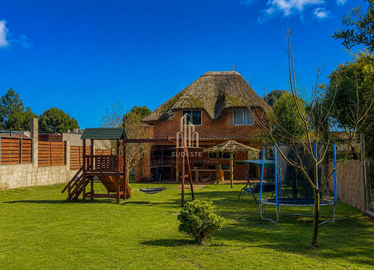 Excellent house, in perfect condition, very well located  in Piriápolis with easy payment options, financed with down payment and installments.